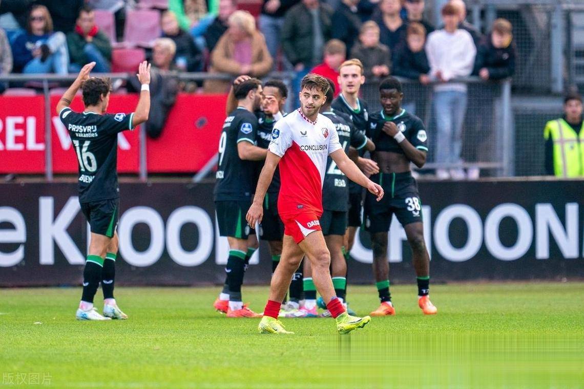 荷甲联赛中一支强队在比赛中展现实力 荷甲联赛中一支强队在比赛中展现实力