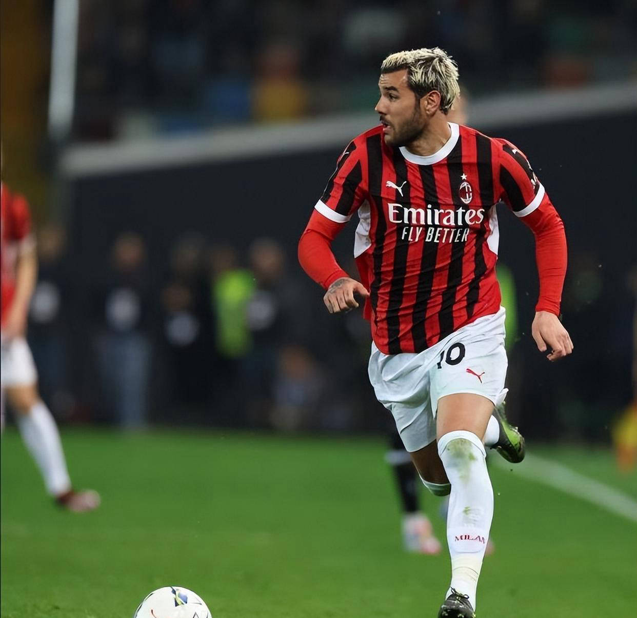 包含AC米兰中场因伤缺席，球队战术调整再遭考验的词条