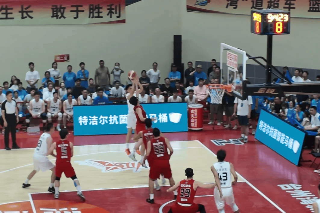 拼抢激烈的比赛,球员奋力拼搏不放弃的简单介绍 拼抢激烈的比赛,球员奋力拼搏不放弃的简单介绍