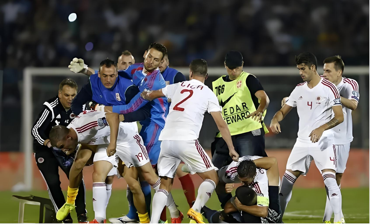 荷兰队长奉献助攻，帮助队友取胜